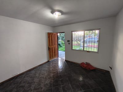 ALQUILER CASA DE 1 DORMITORIO COCHERA Y JARDÍN