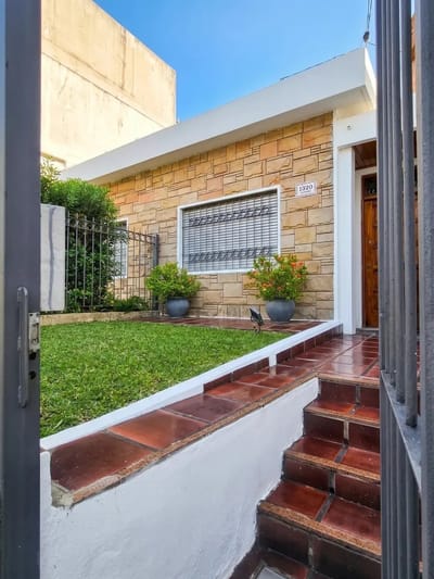 CASA EN ALQUILER, 3 DORMITORIOS Y 2 BAÑOS, EN POCITOS.