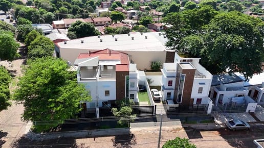 VENDO TRIPLEX ESTILO MINIMALISTA EN LAMBARÉ
