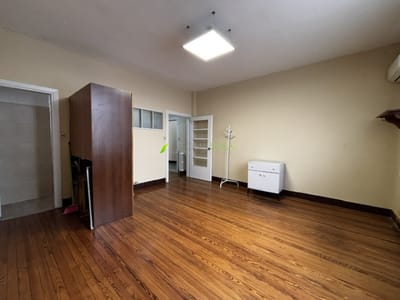 Oficina Sosa - Oficina en 25 de Mayo esquina Misiones de 30mts2 con baño propio y porteria, amplio y en buien estado