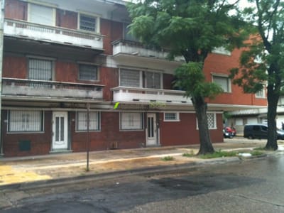 Oficina Sosa - Jose L terra y General Flores ALQUILADO, al frente con balcón, segundo piso por escalera, no tiene gastos comunes