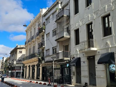 Apartamento, 2 Dormitorios C/ Patio Y Balcón En Ubicación Privilegiada.