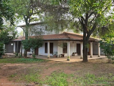 EN VENTA AMPLIA CASA EN FERNANDO DE LA MORA LIMITE CON SAN LORENZO