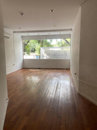 EN LA MEJOR UBICACION ALQUILO (EN PLANTA ALTA) OFICINAS COMERCIALES (2 disponibles) sobre Senador Long casi Espana. Carmelitas - 3.200.000 Gs