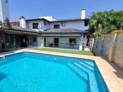 VENDO RESIDENCIA EN ESQUINA EN BARRIO KENNEDY LAMBARÉ