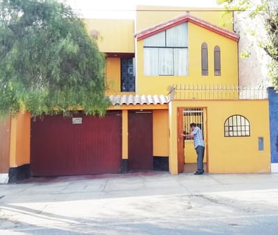 CHORRILLOS VENDO CASA DE 2 PISOS+AIRES 173M2 $1,330XM2, NEGOCIABLES, VISTA CALLE