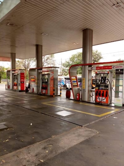 Vendo Servicentro en esquina, sobre la Av. Mcal.López