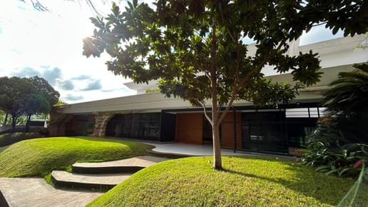 Vendo Casa de lujo en Los Laureles – 4 dormitorios en suite, 1.400 m²
