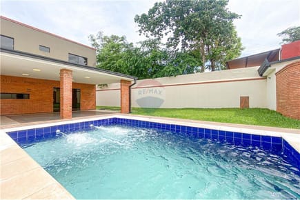 En venta amplia casa con piscina en Villa Elisa