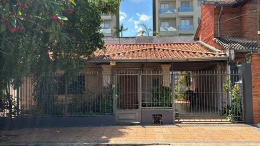 Vendo casa en barrio Las Lomas, toda la casa en planta baja