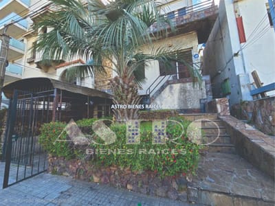 Casa amplia  PH Independiente Sobre Bulevar Artigas
