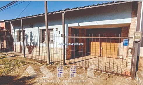 CASA CUATRO DORMITORIOS MELO