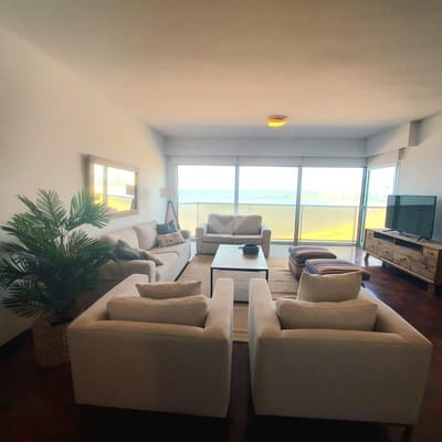 Venta Pocitos frente al Mar con 2 garajes-
