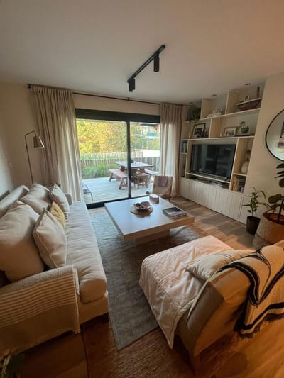 Apartamanento venta 2 dormitorios en Jardines de Carrasco. Jardín de uso exlusivo. Seguridad