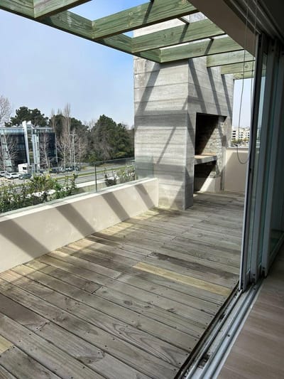 Alquiler y venta apartamento penthouse Parque Miramar. 2 dormitorios. Piscina. Seguridad. Garage