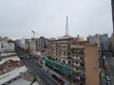 -Apartamento de un dormitorio al frente con Garage en tres Cruces