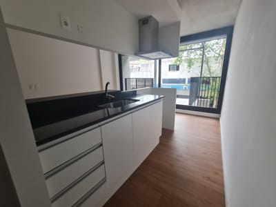 -Apartamento dos dormitorios al Frente con Balcon en Barrio Sur, Centro Sur.