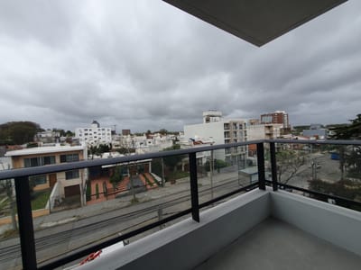 Monoambiente al frente con terraza en Malvin