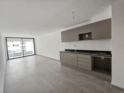 -Apartamento de un dormitorio en Pocitos, Balcón y patio con Parrillero.