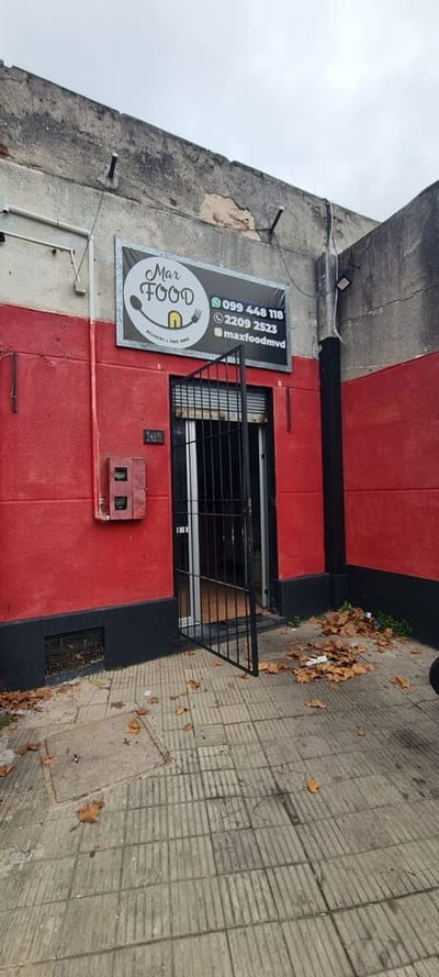 ¡Local comercial en venta en Brazo Oriental! En la esq. de Magested y Ramón Márquez.