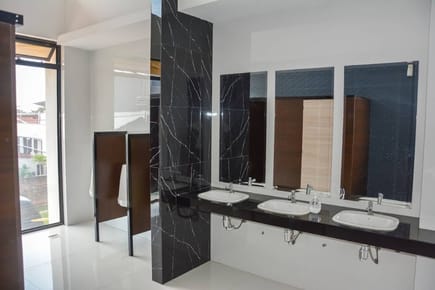 CENTRO COMERCIAL EN VENTA - ZONA AV. BRASIL CON FLUJO COMERCIAL