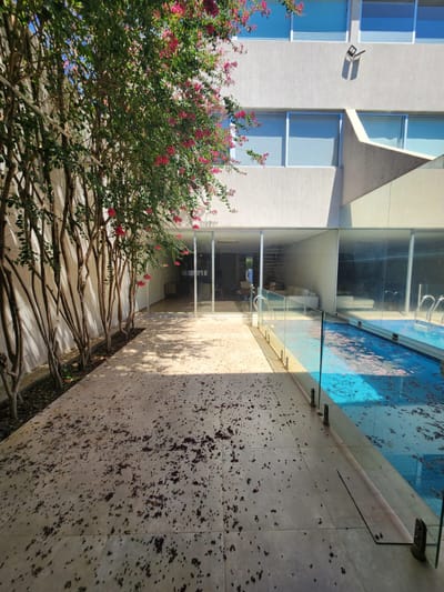 ALQUILO EXCLUSIVO TRÍPLEX DOMÓTICO CON QUINCHO Y PISCINA EN BARRIO MBURUCUYÁ