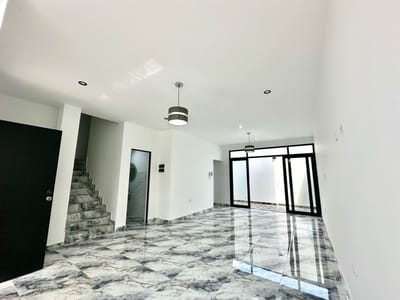 HERMOSA CASA DE TRES PISOS  EN VENTA - URB. MIRAFLORES COUNTRY CLUB