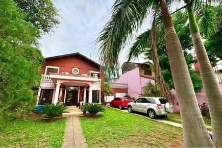 Amplia Casa Residencial de 6 Dormitorios en Barrio Nazareth, Asunción
