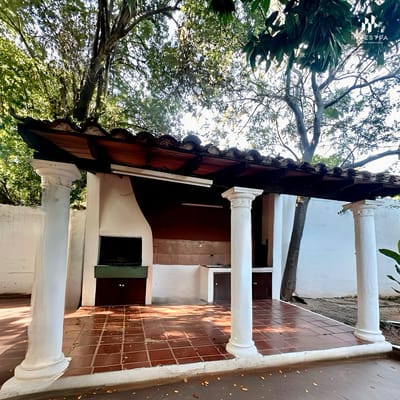 Importante Residencia  Ideal Para Tu Empresa  Rodeada De Mucha Naturaleza 