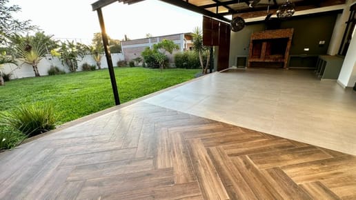 VENDO RESIDENCIA  SOBRE AVENIDA DEL YACHT- LAMBARE( PLAZA DE LOS MANGOS)