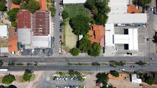 Vendo Terreno En Esquina De 1.971 m2 Sobre Importante Avenida