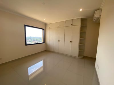 Vendo Amplio Departamento De 3 Suites Con 2 Cocheras En Barrio Ykua Sati