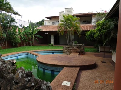 Vendo Residencia de 1000m2, 4 Dormitorios en suite en Barrio Herrera