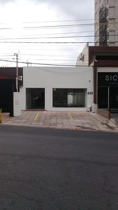 Vendo Salón Comercial Rentado De 120 m2 Sobre Asfalto Zona Embajada Argentina