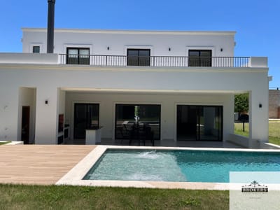 Vendo Hermosa Residencia a Estrenar De 5 Suites Con Piscina En Aqua Village