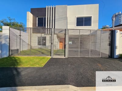 Vendo Casa a Estrenar De 5 Dormitorios Con Piscina En Barrio Mburucuyá