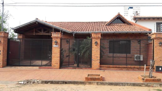 Vendo Casa De Tres dormitorios, uno en suite En Fernando De La Mora Zona Norte