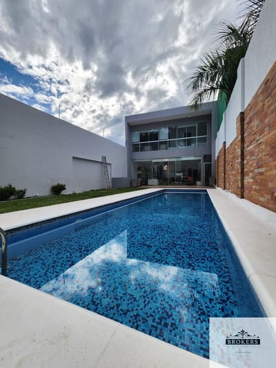 Vendo Casa de lujo de 400 m2 c/piscina  en Ycuá Satí
