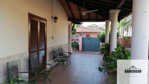 Vendo terreno con casa de sup. 396 m2. en Bo.Obrero, Asunción