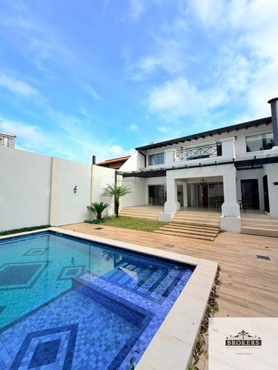 Vendo Hermosa Casa De 3 Suites Con Piscina En Barrio Mburucuyá