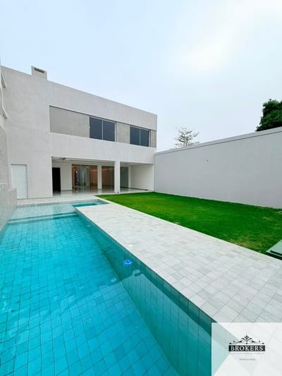 En Venta Hermosa Casa a Estrenar De 5 en suites Con Piscina En Barrio Herrera.