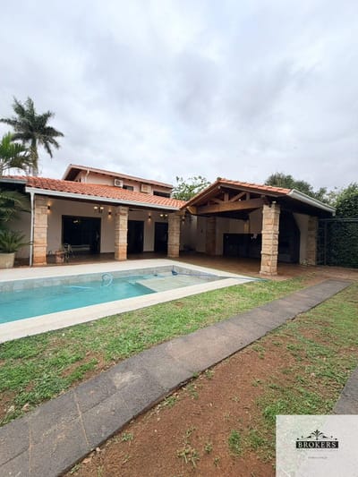 Vendo Casa De 4 Dormitorios Con Piscina y 4 Cocheras - Colegio de la Asuncion