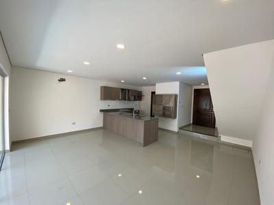 Vendo Dúplex De 3 Dormitorios Con 2 Cocheras En Lambaré
