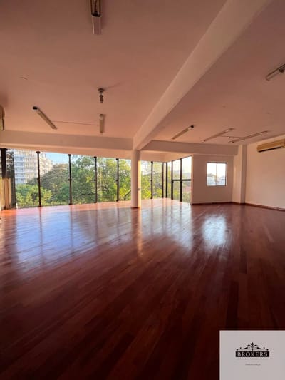 Oficina de 120 M2 amoblado en alquiler sobre Avda. Boggiani Mcal. Estigarribia