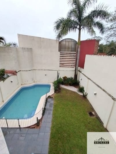 Casa 4 dorm. en suite en alquiler c/3 cocheras en Los Laureles