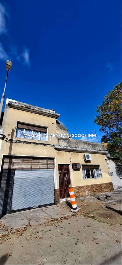 Venta Casa Brazo Oriental, 4 dormitorios, 2 baños, Amplio garaje en 2 plantas, parrillero