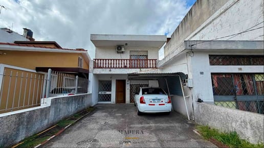 Venta en Malvín Sur , Casa PH Independiente    2 Dormitorios, 2 baños, cocheras, barbacoa,  amplio fondo