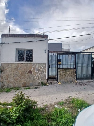 VENTA en CERRITO DE LA VICTORIA Casa 2 Dormitorios, cochera y patio exclusivo
