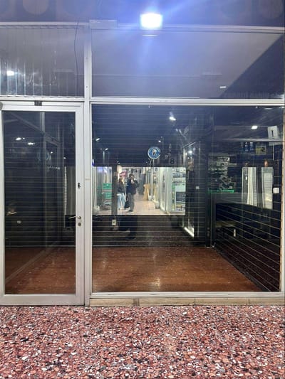 Se venden **2 locales comerciales juntos**, ubicados dentro de **Galería Primera Avenida**, sobre Av. 18 de Julio, en pleno Centro de Montevideo.