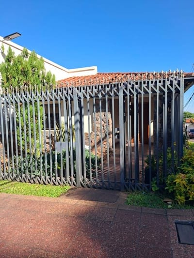 Amplia Casa Con Piscina Zona Iglesia Santa María | Santa Lib